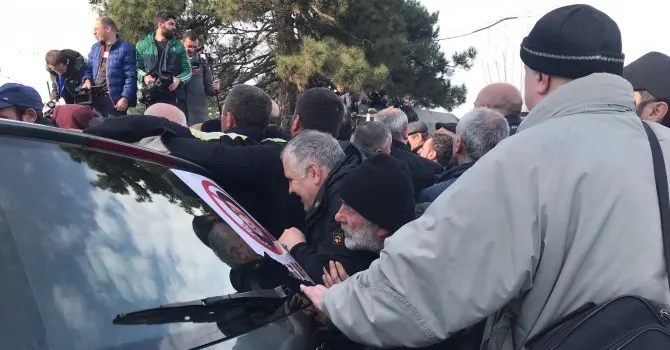 გაერთიანებული ოპოზიციისათვის თელავში მიმავალი გზების გადაკეტვა შეკრები